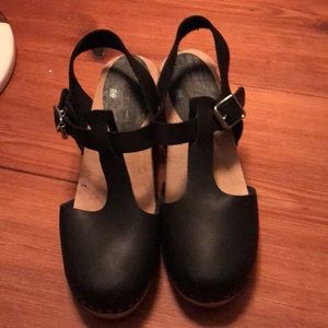 Lotta t-strap clogs size 38